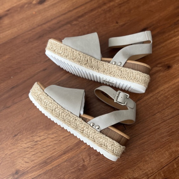 SODA Women's Gray Sandals Size 6 NEW - Picture 4 of 6